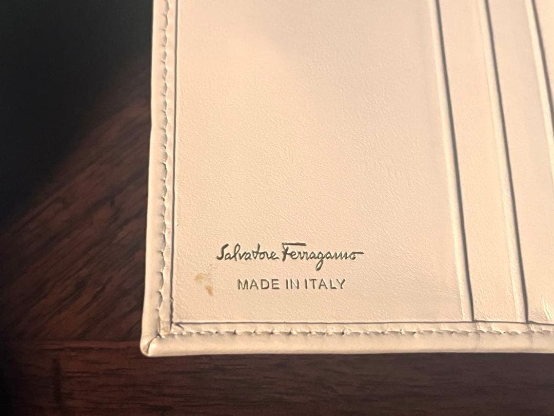 Ferragamo ヴァラリボン ホワイトベージュ レザー 二つ折り財布