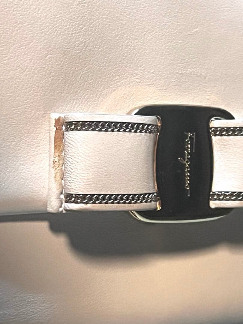 Ferragamo ヴァラリボン ホワイトベージュ レザー 二つ折り財布