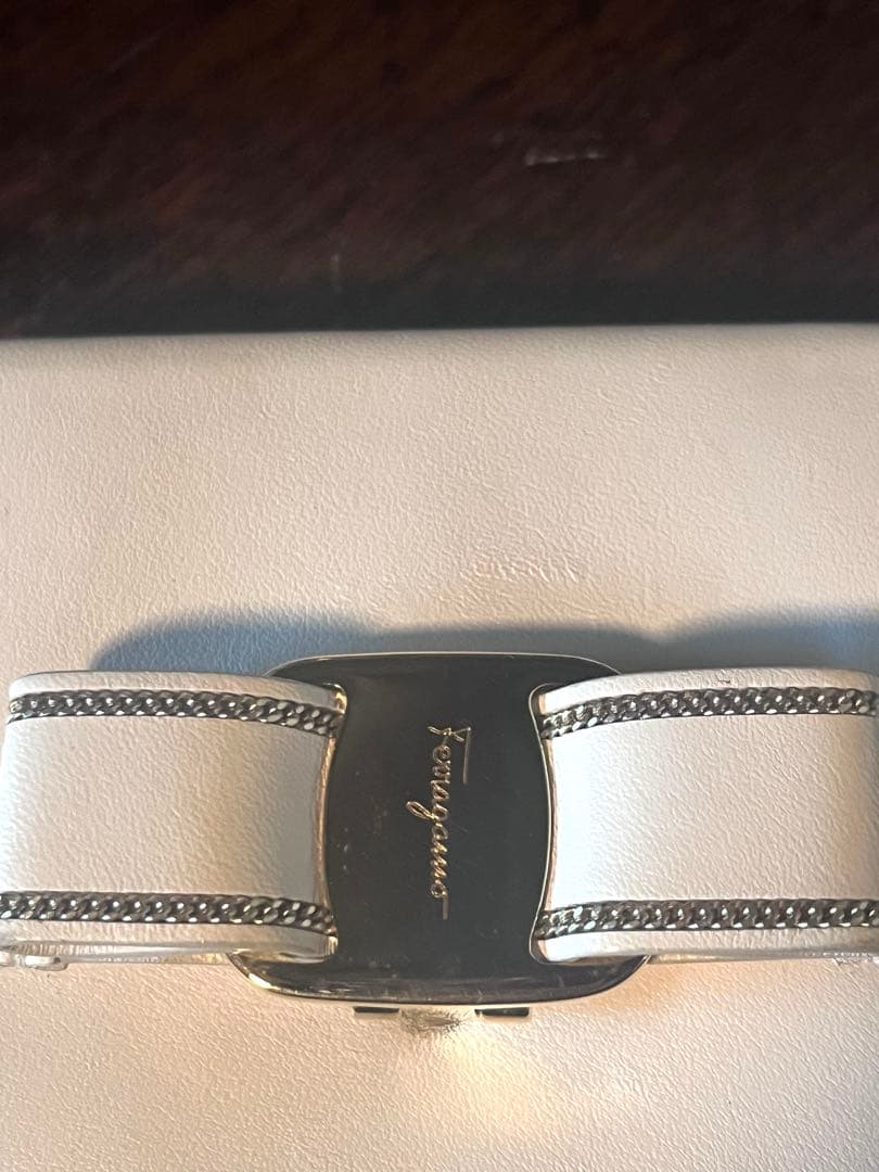 Ferragamo ヴァラリボン ホワイトベージュ レザー 二つ折り財布