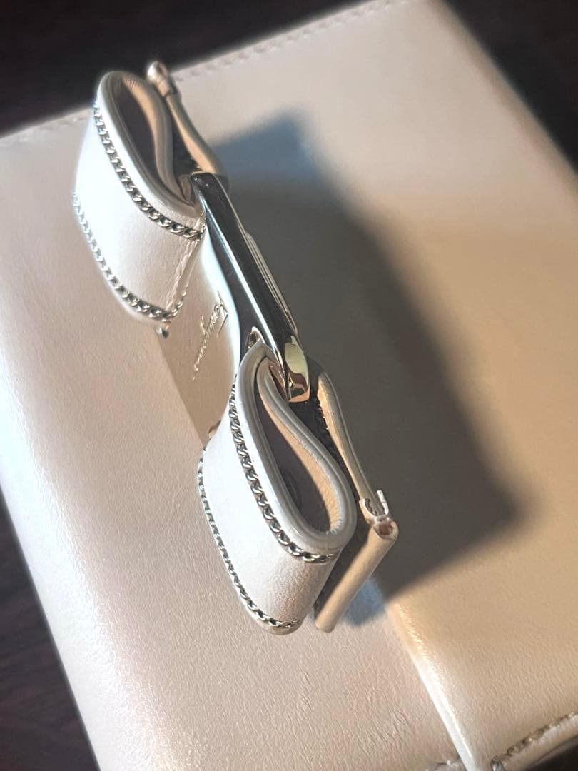 Ferragamo ヴァラリボン ホワイトベージュ レザー 二つ折り財布