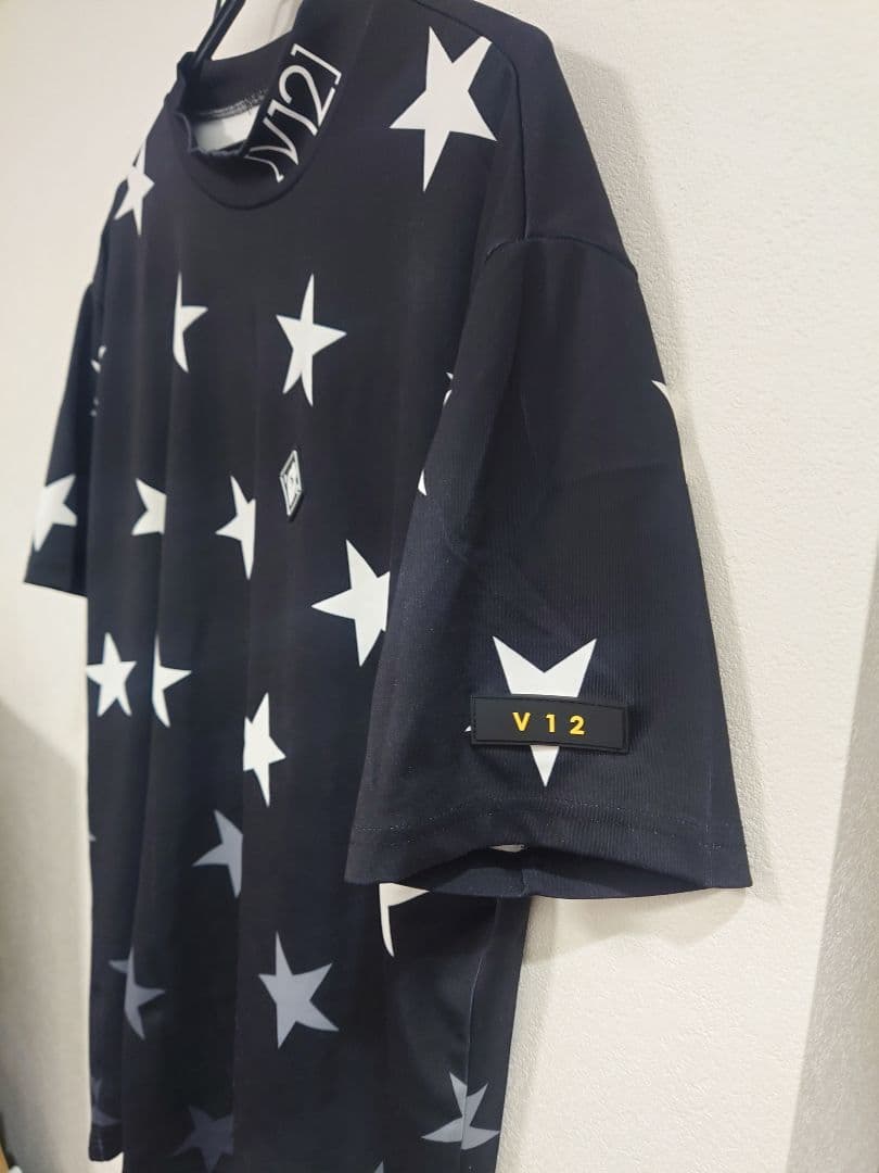 V12 星柄 モックネックTシャツ