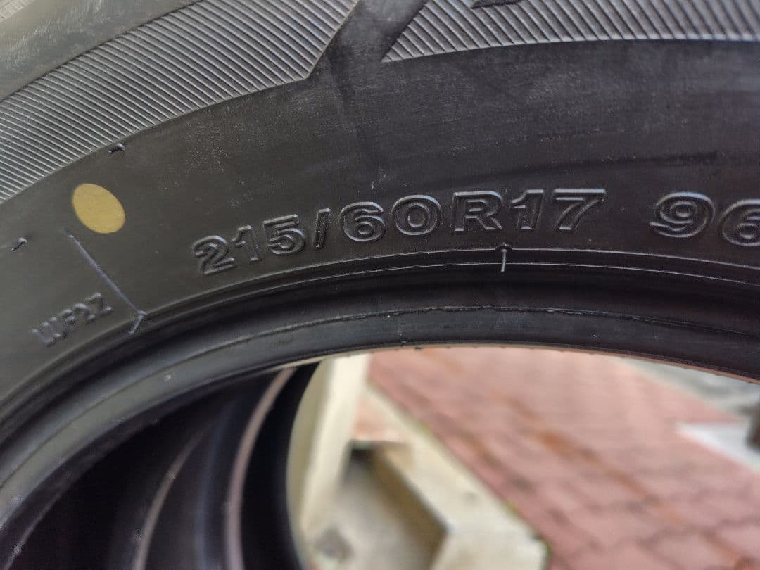 ブリジストン、LUFT.RV2 215/60R17 2023年製