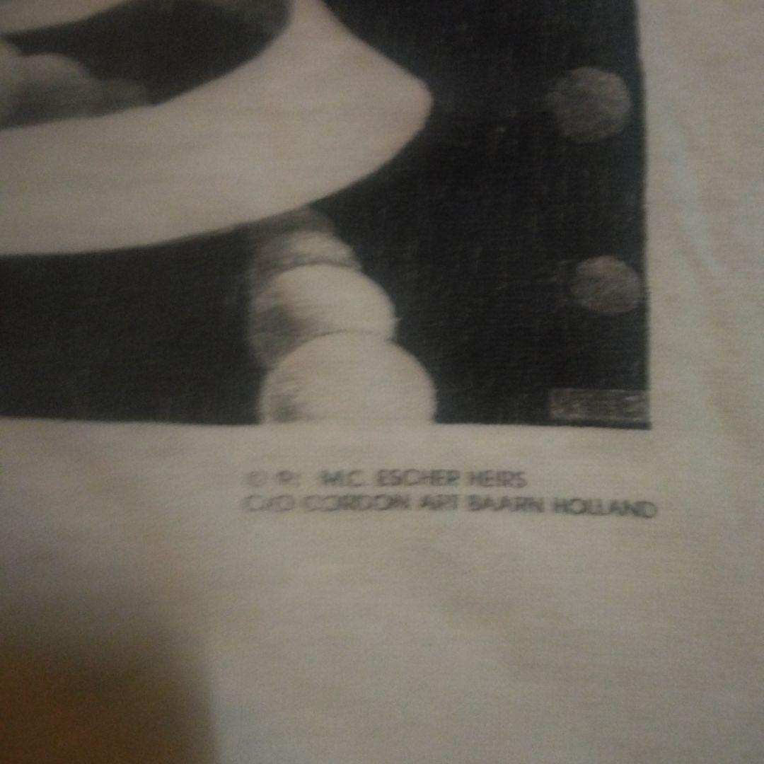 状態が悪いです。エッシャー Tシャツ マルチプリント