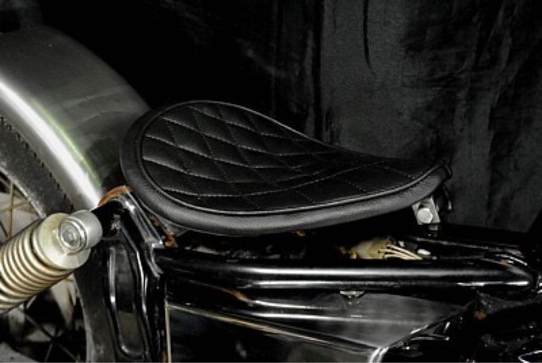 k&w シングルシート　黒　リジットタイプ　ダイヤステッチ　ドラッグスター250