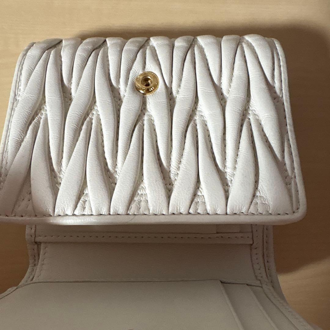 MIU MIU 二つ折り財布 ホワイト 編み込みデザイン