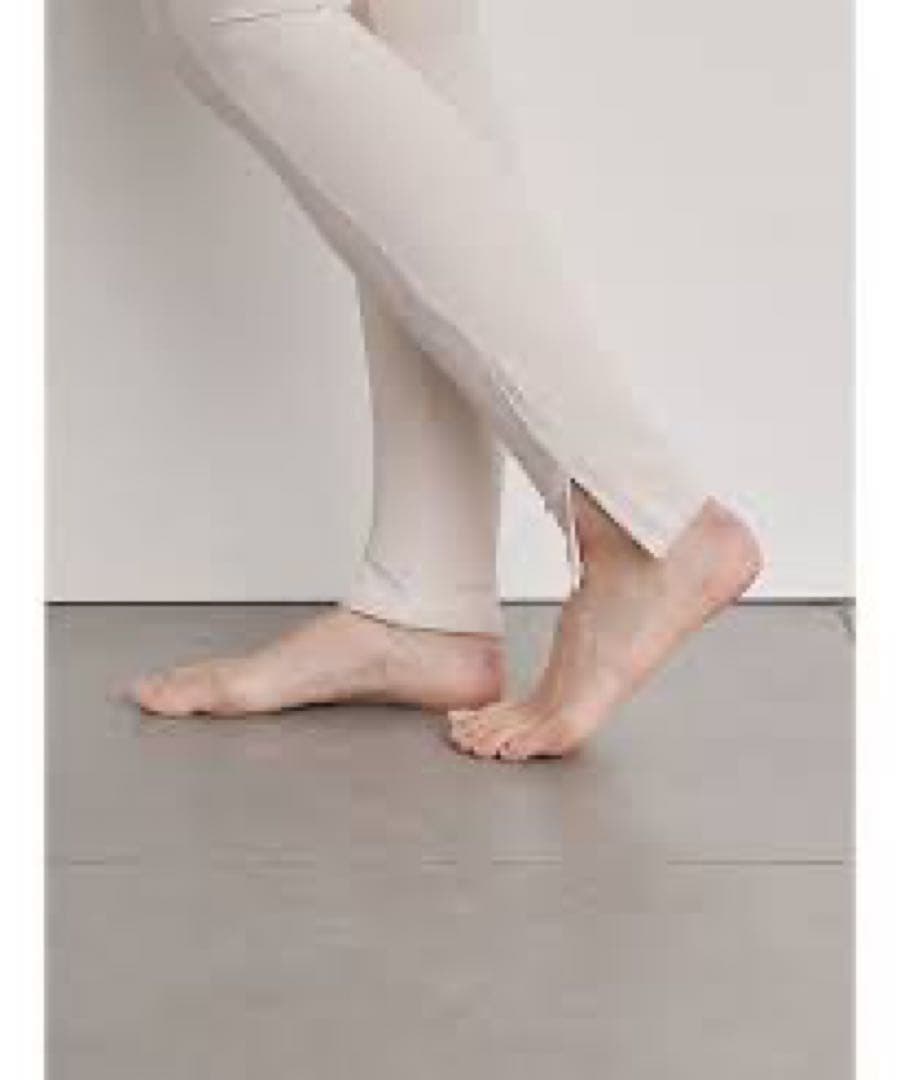 【emmi yoga】サステナレッチレギンス　ピンクベージュ