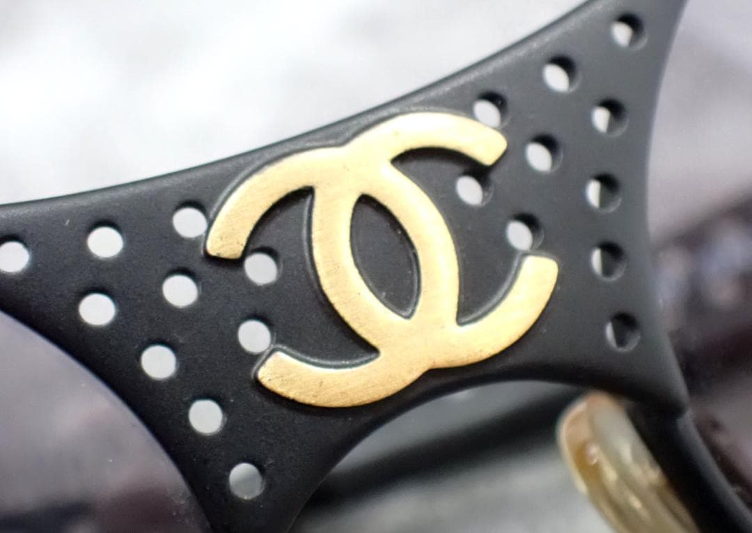 美品 CHANEL シャネル ココマーク パンチング サングラス 05982