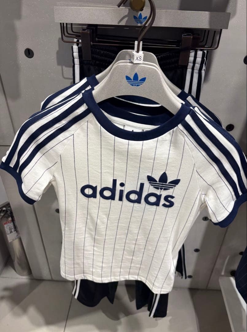 新品L adidas スリムフィット 半袖Tシャツ ピンストライプJC7705