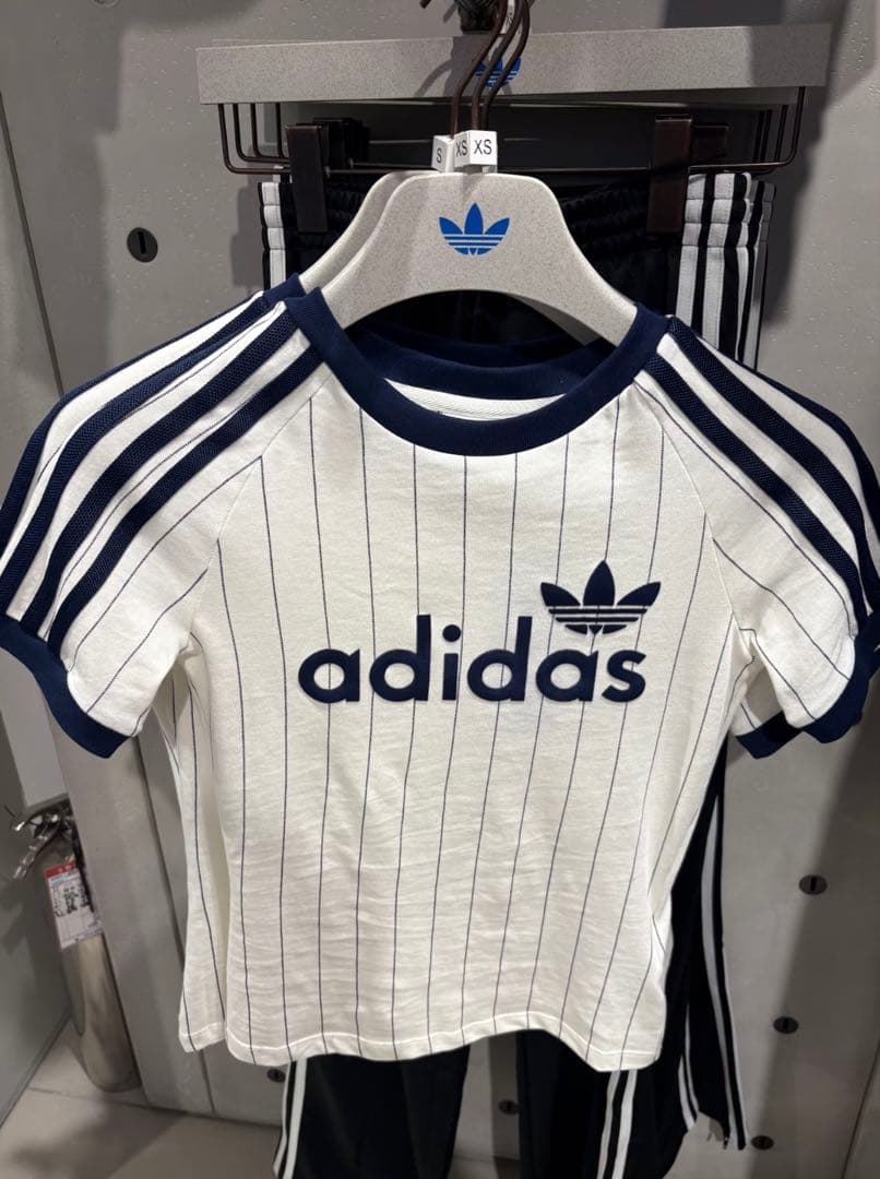新品L adidas スリムフィット 半袖Tシャツ ピンストライプJC7705