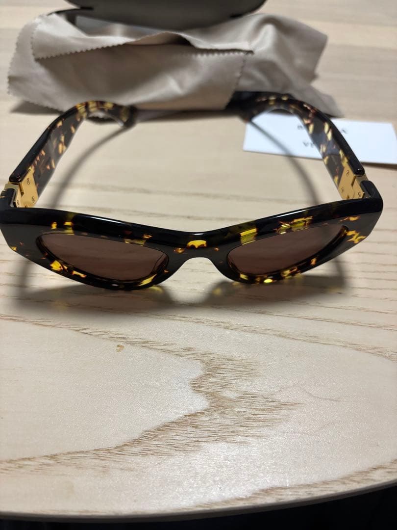 専用　　美品　BOTTEGA VENETA キャットアイサングラス