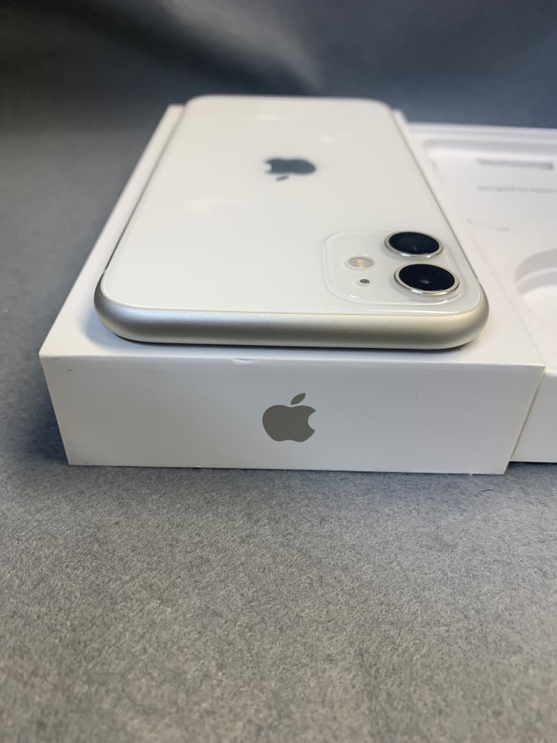 超美品　国内版　SIMフリー　iPhone11 128GB ホワイト色