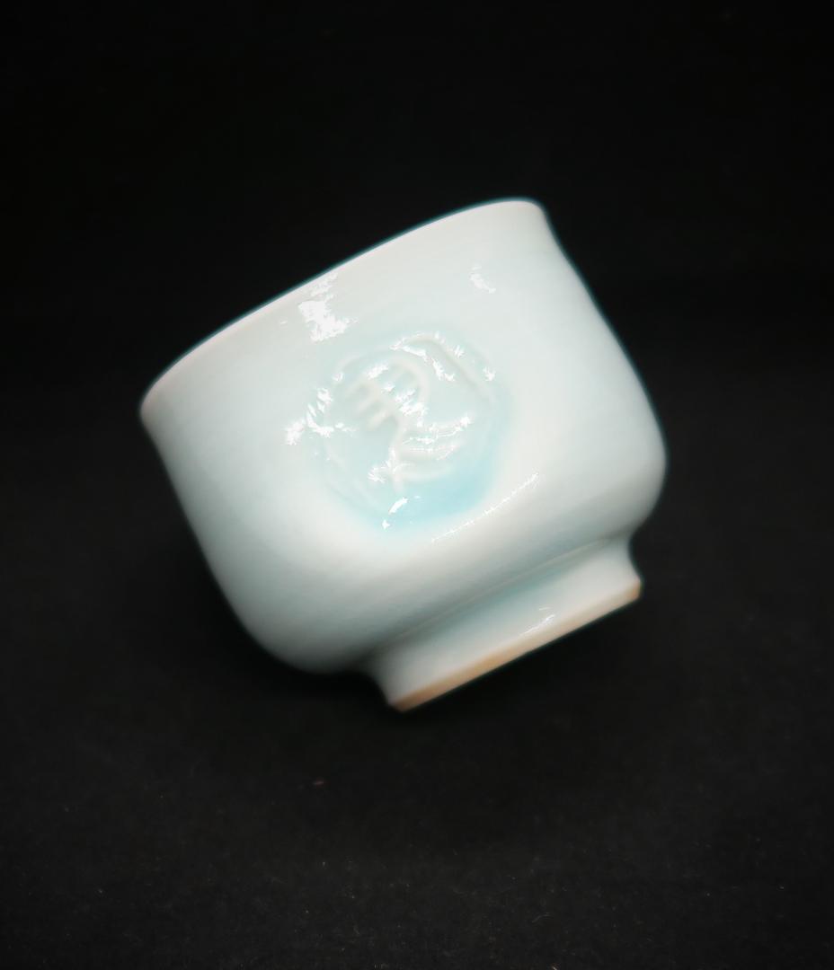 ぐい吞み（酒杯・お猪口）作家物　角谷英明作　青白磁　左馬印　白磁工房名張窯