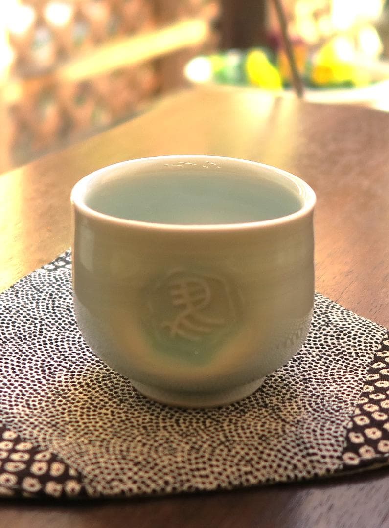 ぐい吞み（酒杯・お猪口）作家物　角谷英明作　青白磁　左馬印　白磁工房名張窯
