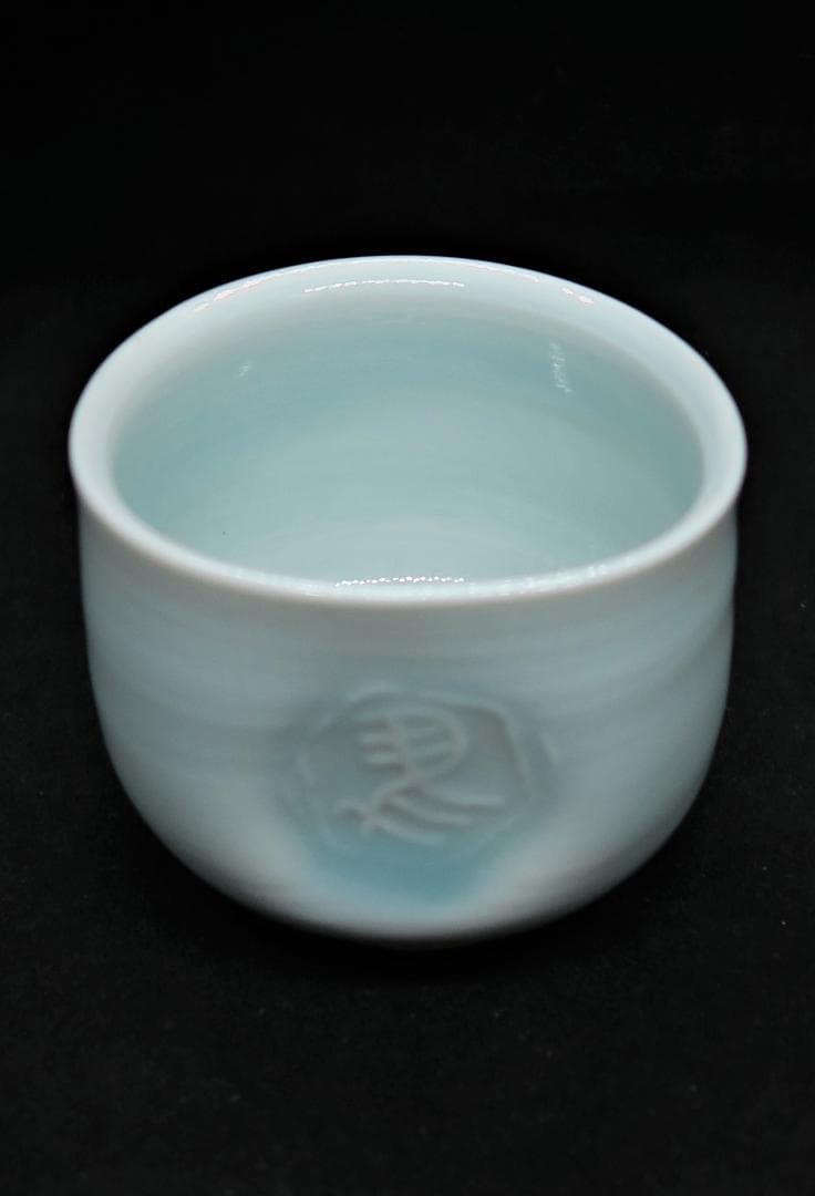 ぐい吞み（酒杯・お猪口）作家物　角谷英明作　青白磁　左馬印　白磁工房名張窯