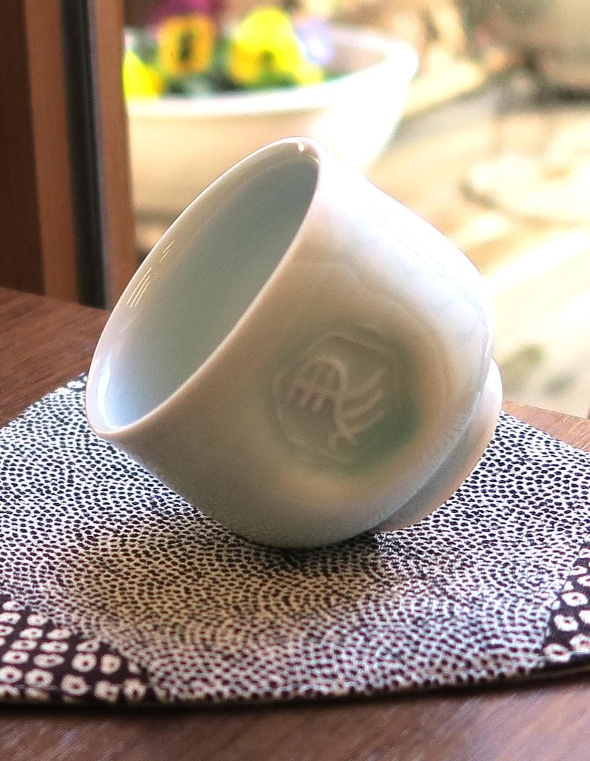 ぐい吞み（酒杯・お猪口）作家物　角谷英明作　青白磁　左馬印　白磁工房名張窯