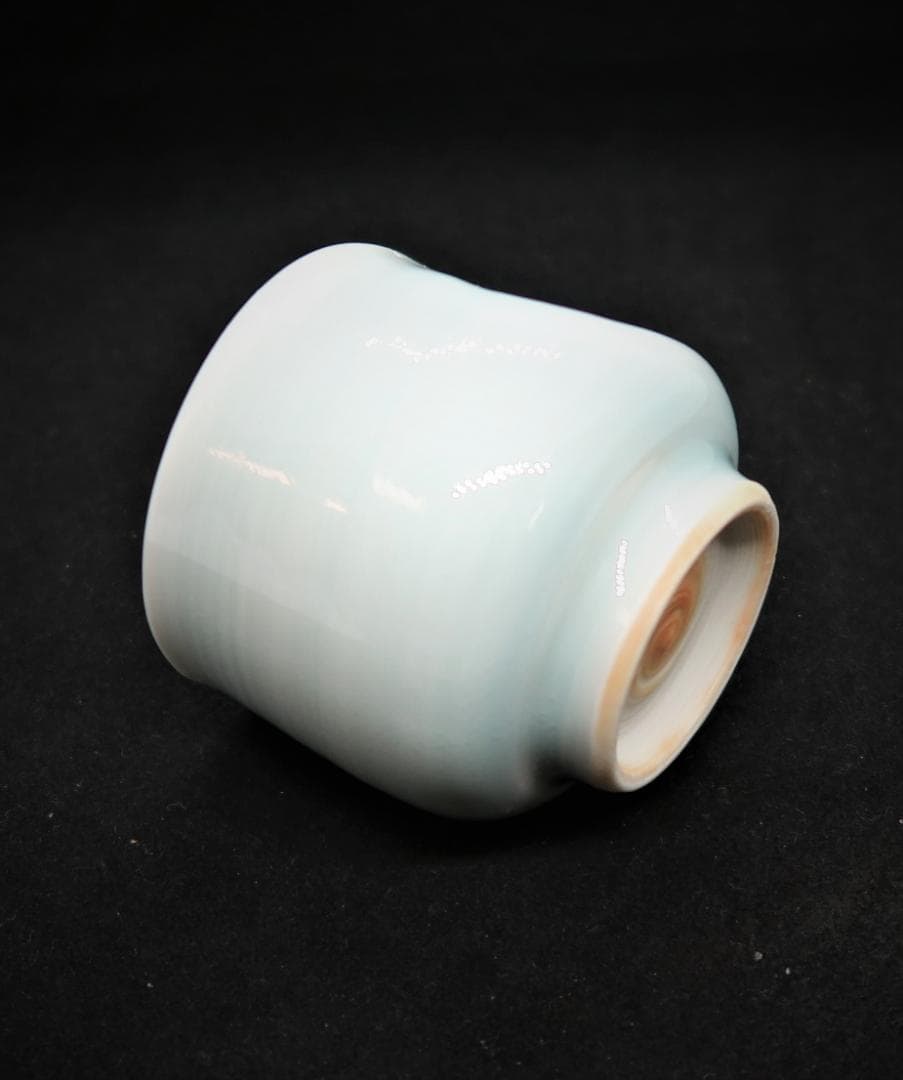ぐい吞み（酒杯・お猪口）作家物　角谷英明作　青白磁　左馬印　白磁工房名張窯