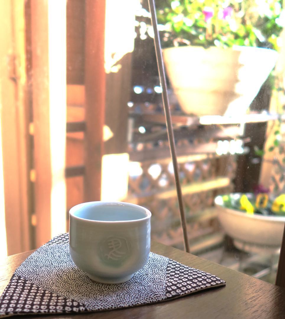 ぐい吞み（酒杯・お猪口）作家物　角谷英明作　青白磁　左馬印　白磁工房名張窯