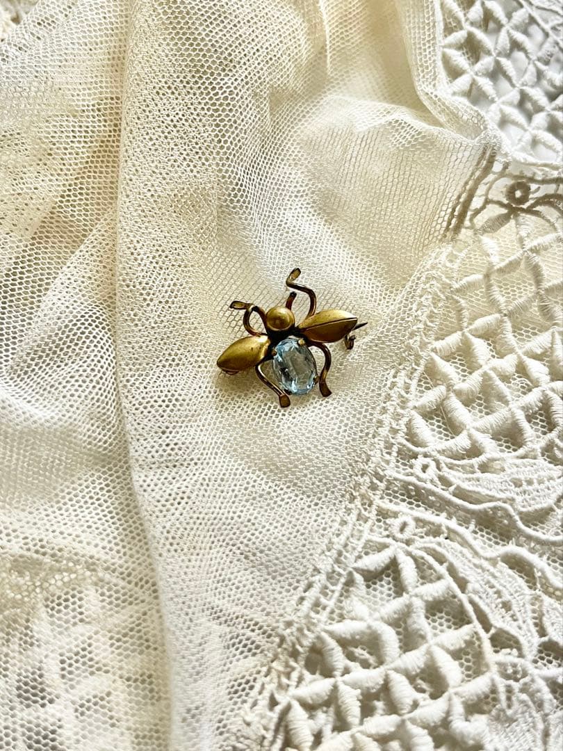 ◆フランスビンテージ｜アクセサリーV極小ブローチ蜜蜂昆虫幸運真鍮水色アクアブルー