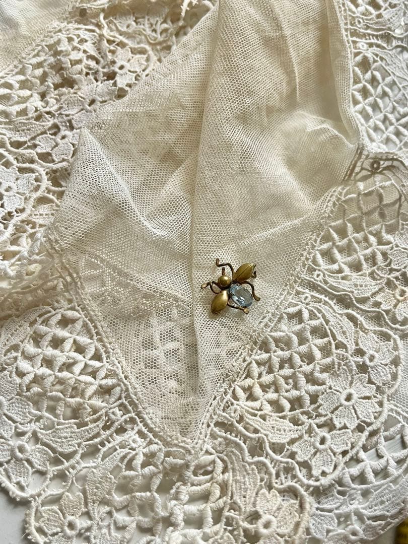 ◆フランスビンテージ｜アクセサリーV極小ブローチ蜜蜂昆虫幸運真鍮水色アクアブルー
