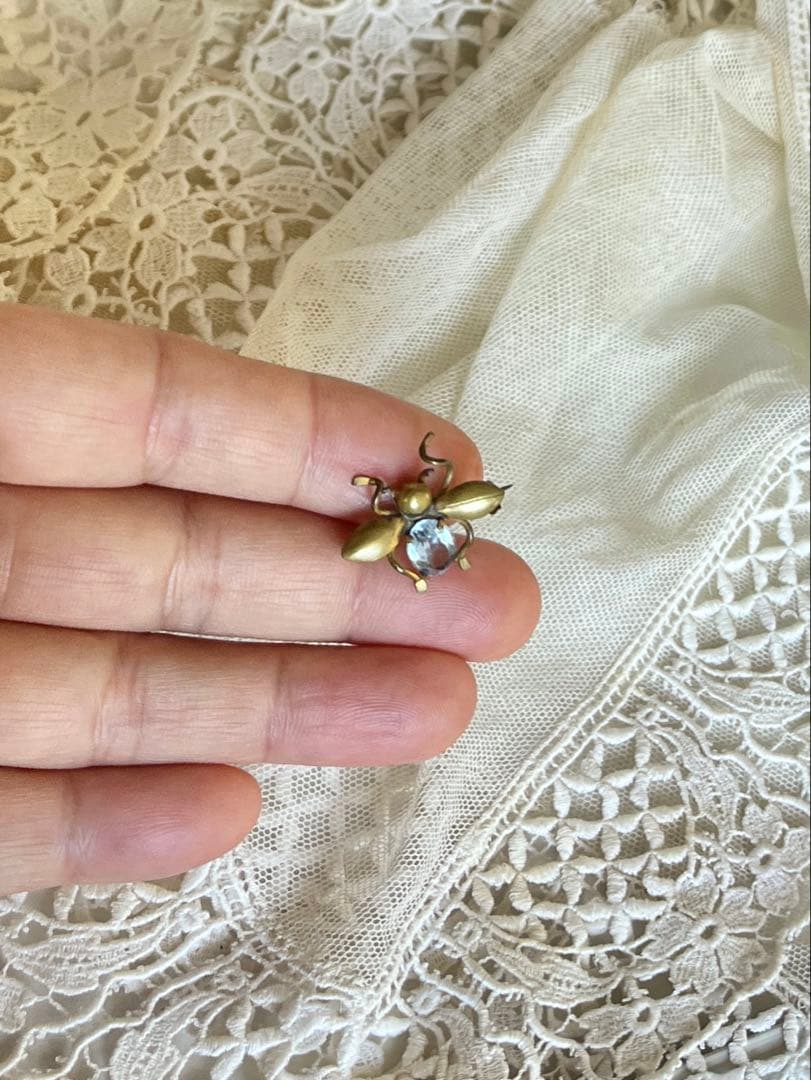 ◆フランスビンテージ｜アクセサリーV極小ブローチ蜜蜂昆虫幸運真鍮水色アクアブルー