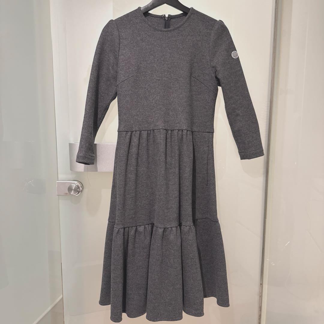 【Drawer】グレーの長袖ひざ丈ワンピース フリル付き