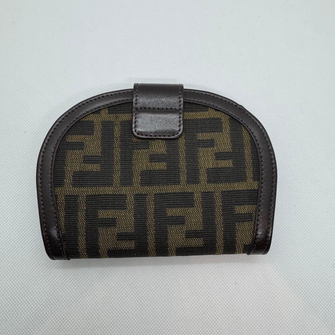 極美品 フェンディ 二つ折り財布 ズッカ柄 FF ブラウン ハーフムーン