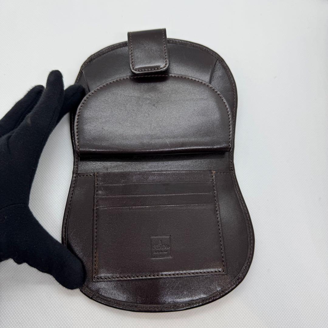 極美品 フェンディ 二つ折り財布 ズッカ柄 FF ブラウン ハーフムーン