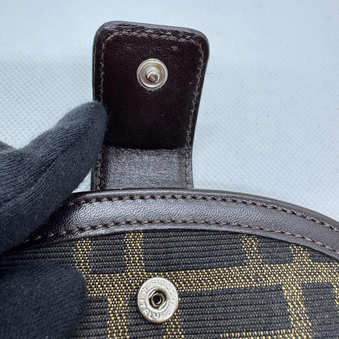 極美品 フェンディ 二つ折り財布 ズッカ柄 FF ブラウン ハーフムーン