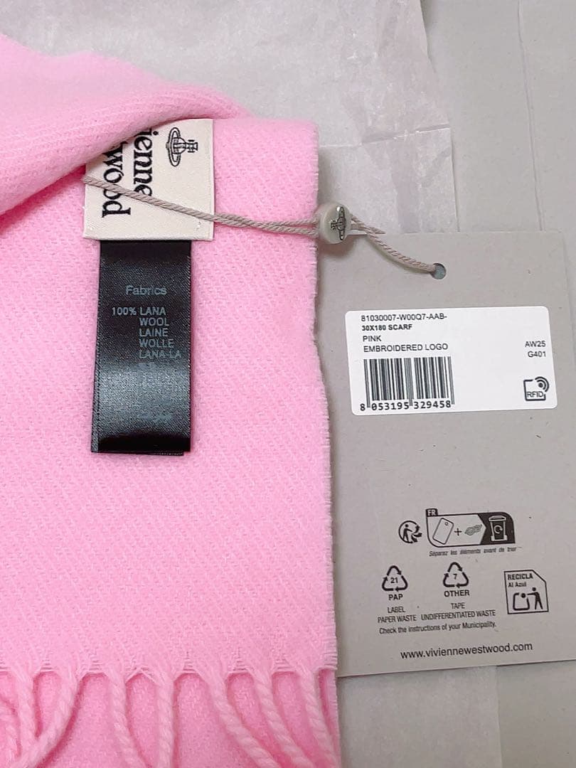ピンクのウール製マフラー、Vivienne Westwoodのロゴ刺繍入り。