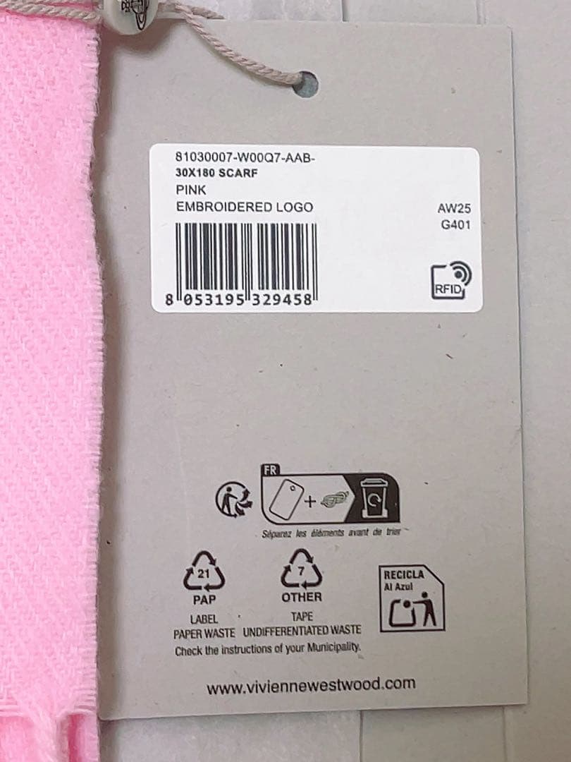 ピンクのウール製マフラー、Vivienne Westwoodのロゴ刺繍入り。