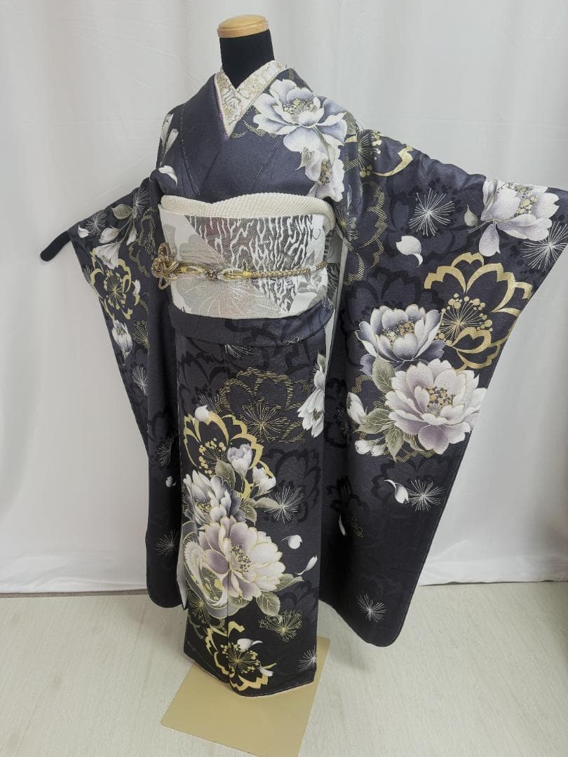 新品、未使用　濃いめグレー振袖一式