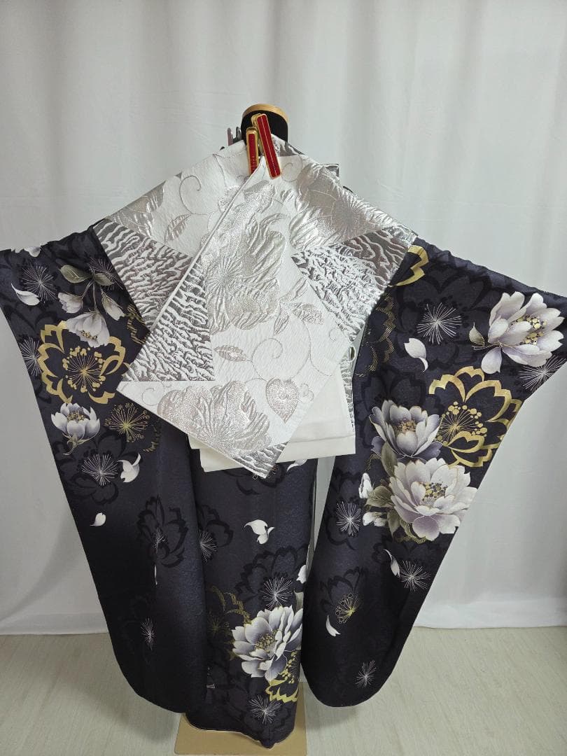 新品、未使用　濃いめグレー振袖一式