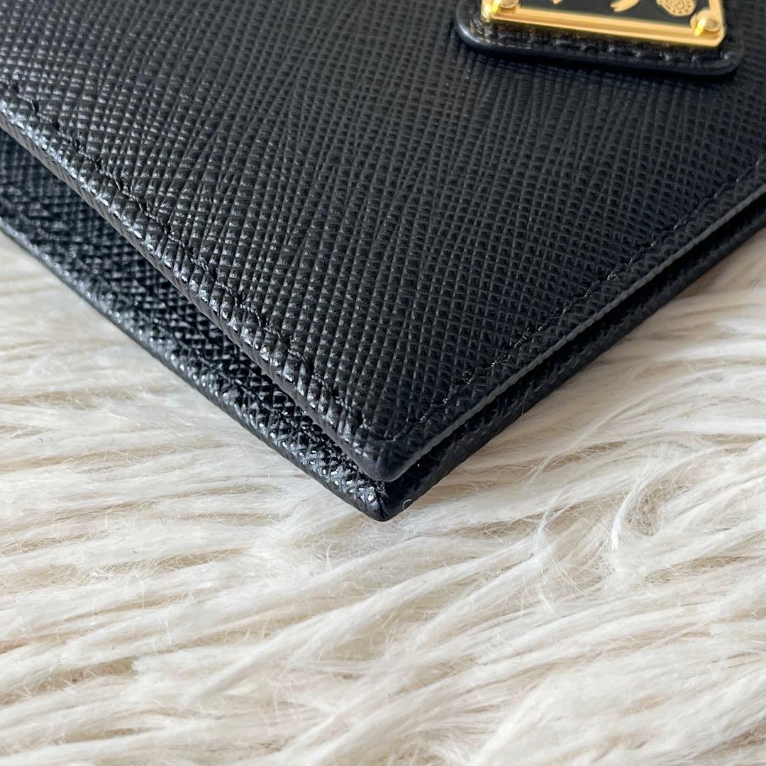 新品✨PRADA プラダ　サフィアーノ　二つ折り財布　三角ロゴ　1mv204 黒