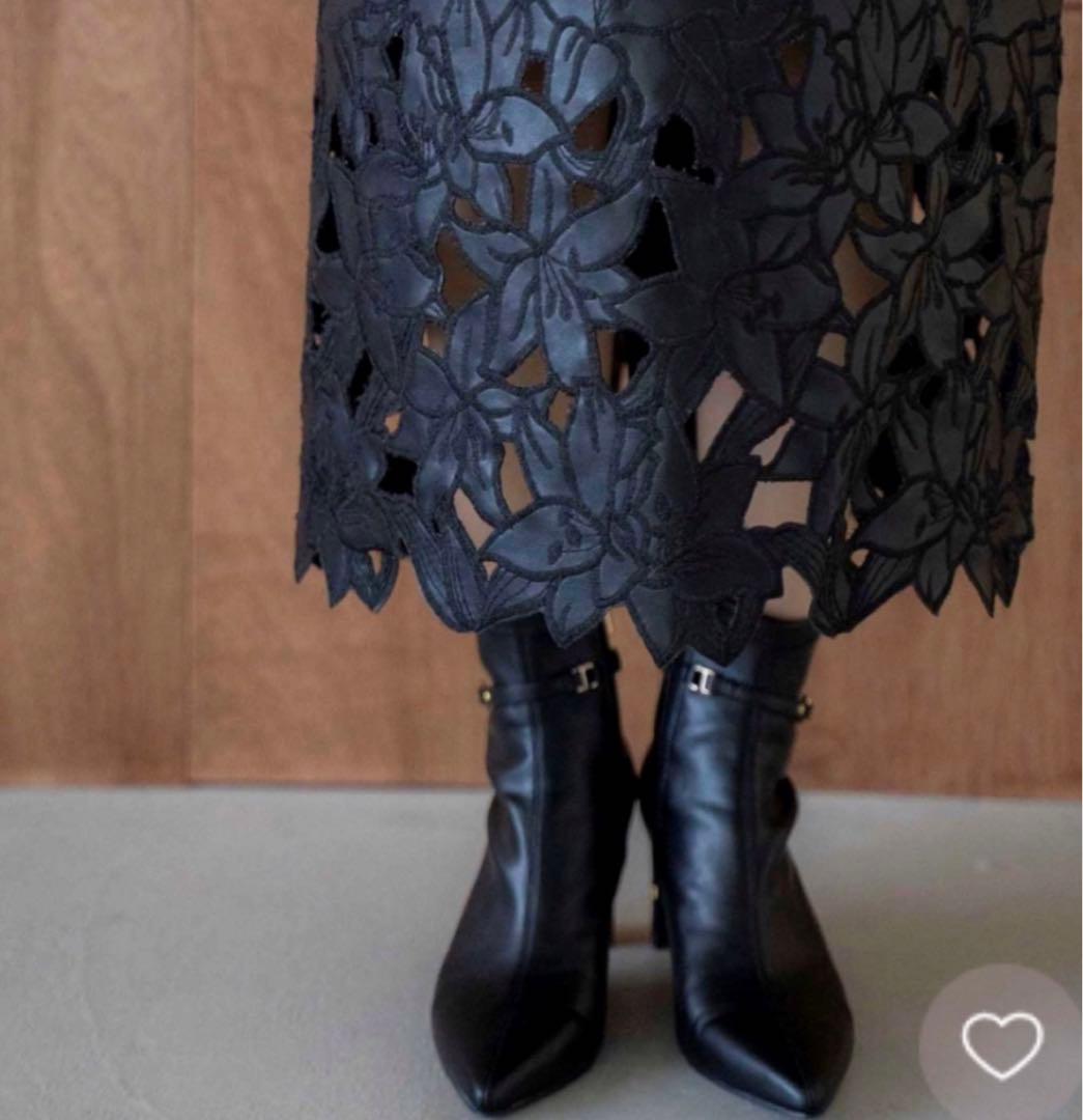 ノエラ　カットワーク刺繍タイトスカート