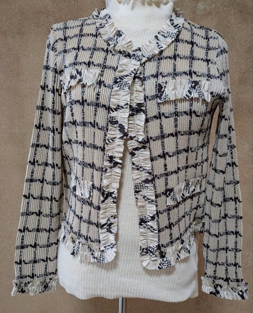 美品◇SPECCHIO◇ギャザーフリル刺繍 シャトルノーカラージャケット◇