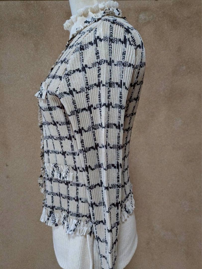 美品◇SPECCHIO◇ギャザーフリル刺繍 シャトルノーカラージャケット◇