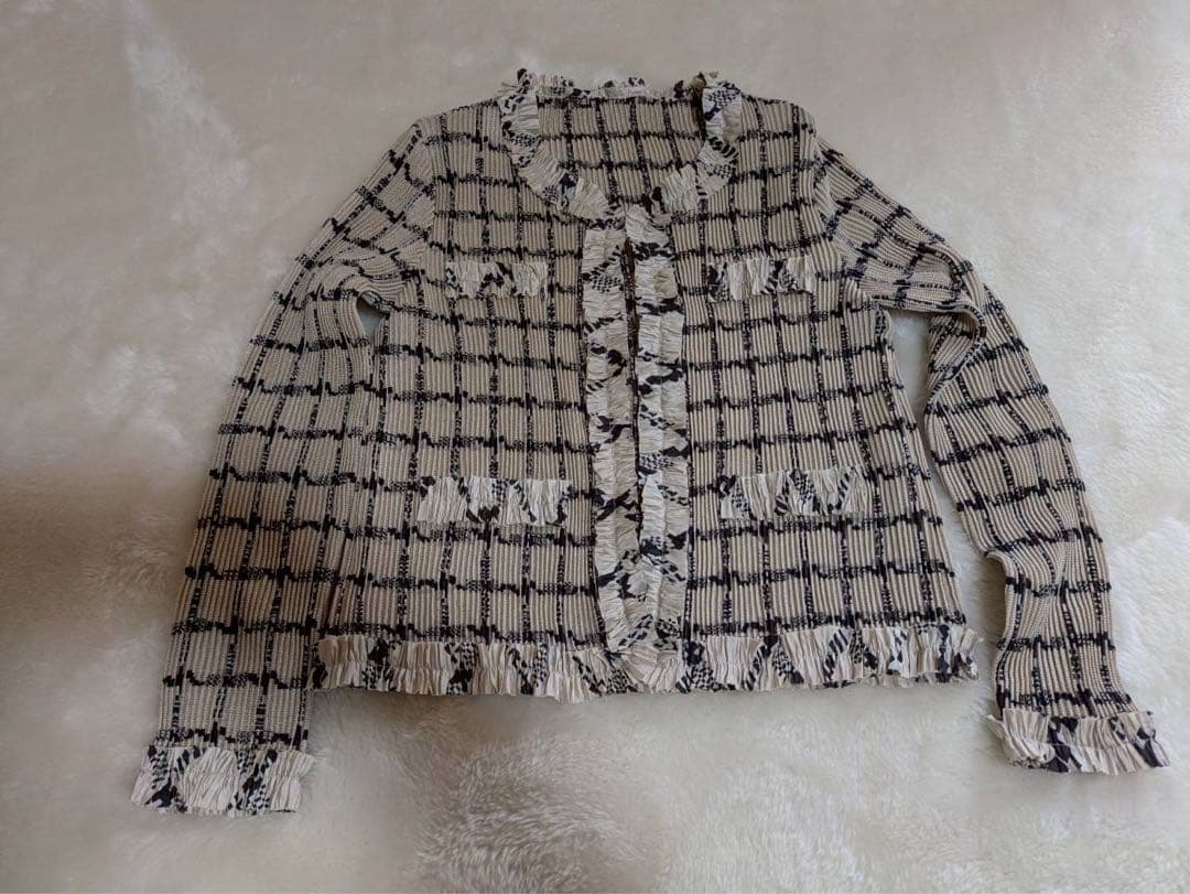 美品◇SPECCHIO◇ギャザーフリル刺繍 シャトルノーカラージャケット◇