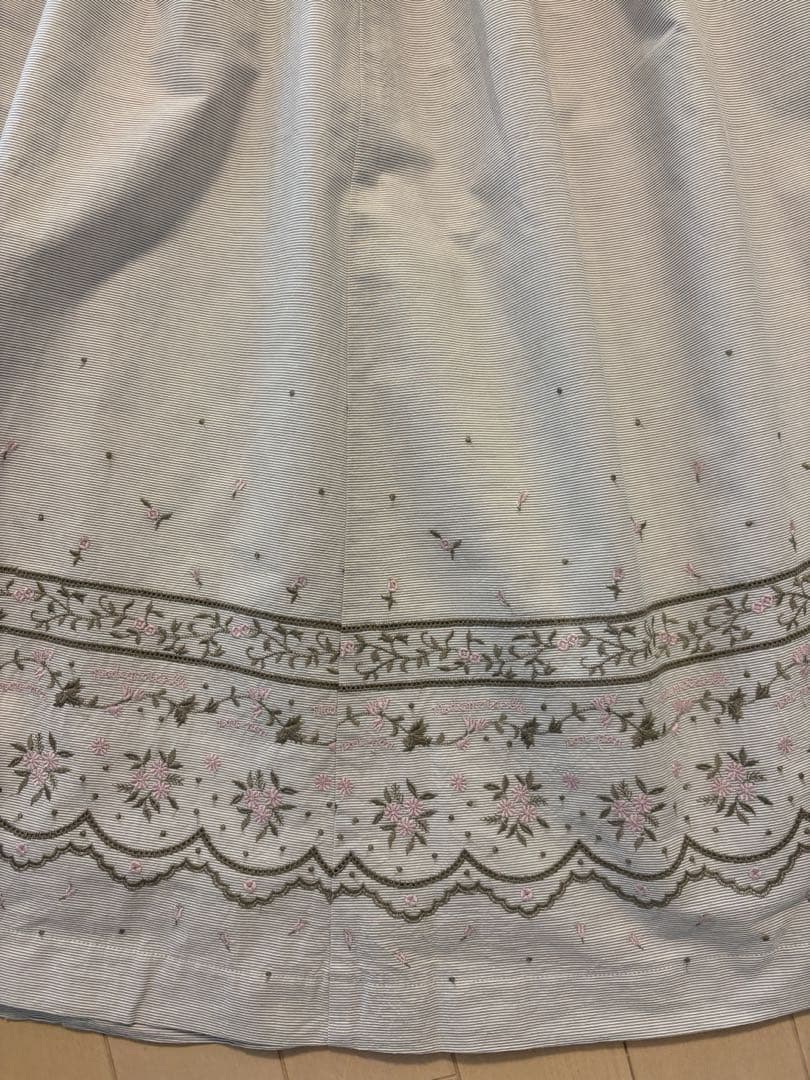 マドモアゼルノンノン　刺繍入りグレーのロングスカート