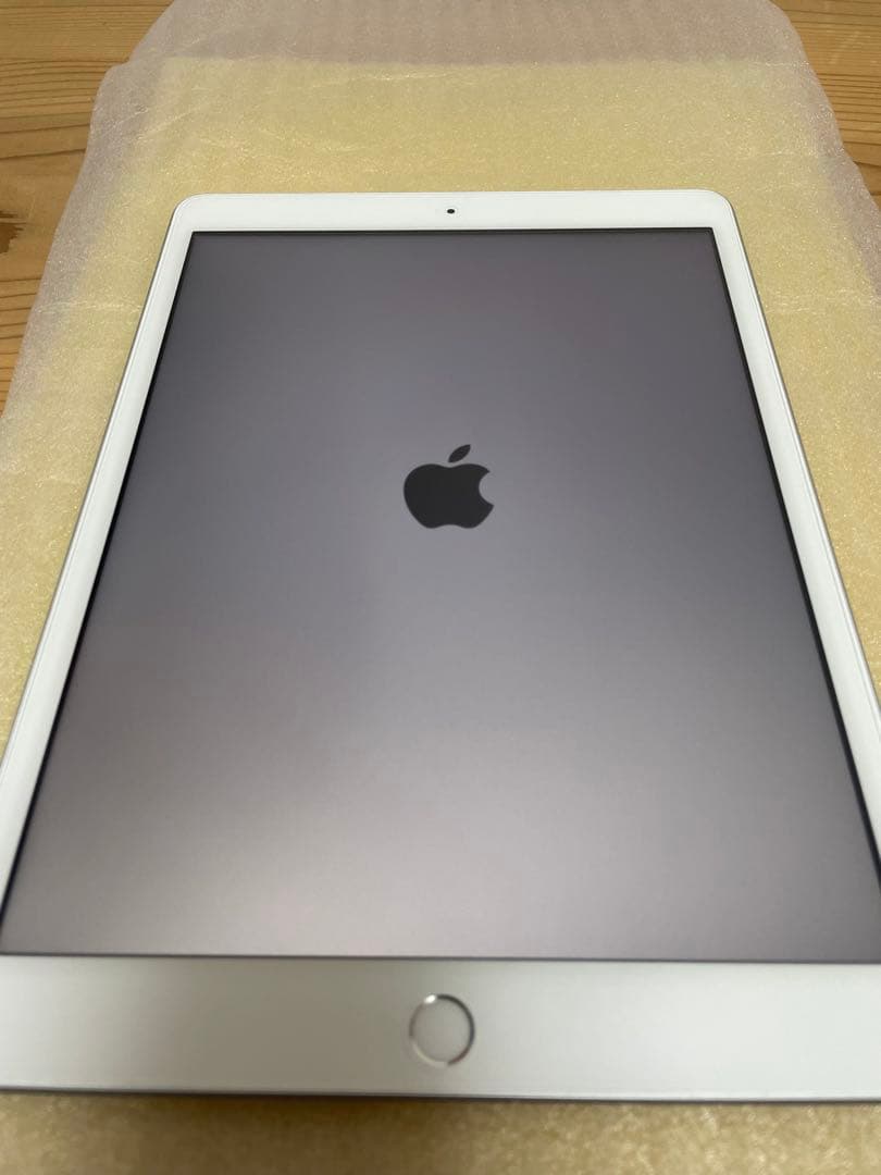 iPad第8世代 32GB バッテリー97% ロジクールキーボード付