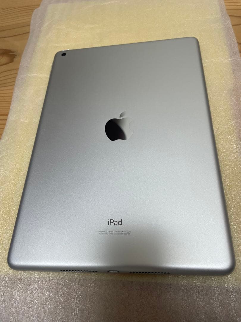 iPad第8世代 32GB バッテリー97% ロジクールキーボード付