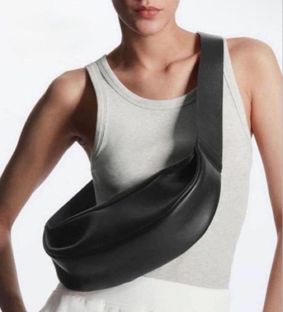 COSコス レザー クロスボディーバッグ黒