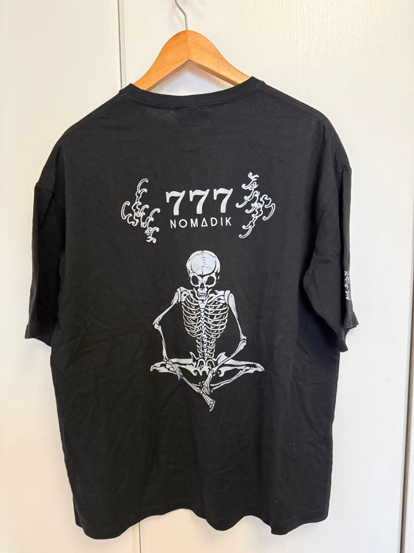トップス NOMADIK 777 GANJI SKULL KURO TEE
