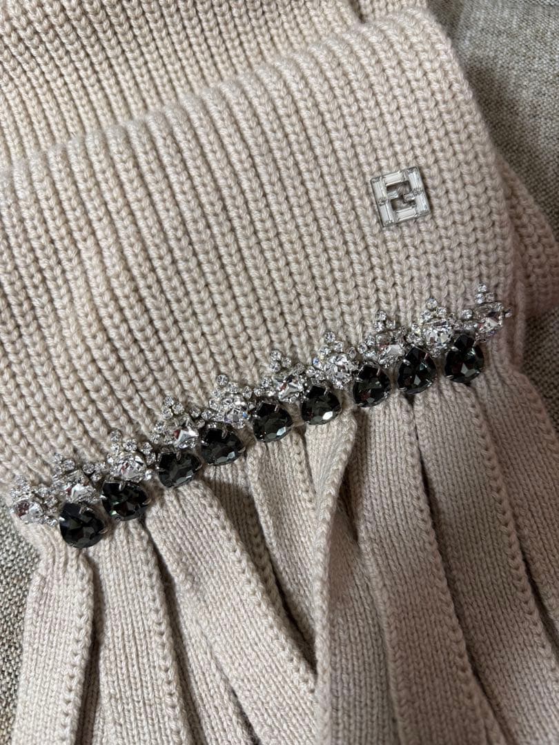 FENDI ベージュ ビジュー付きマフラー