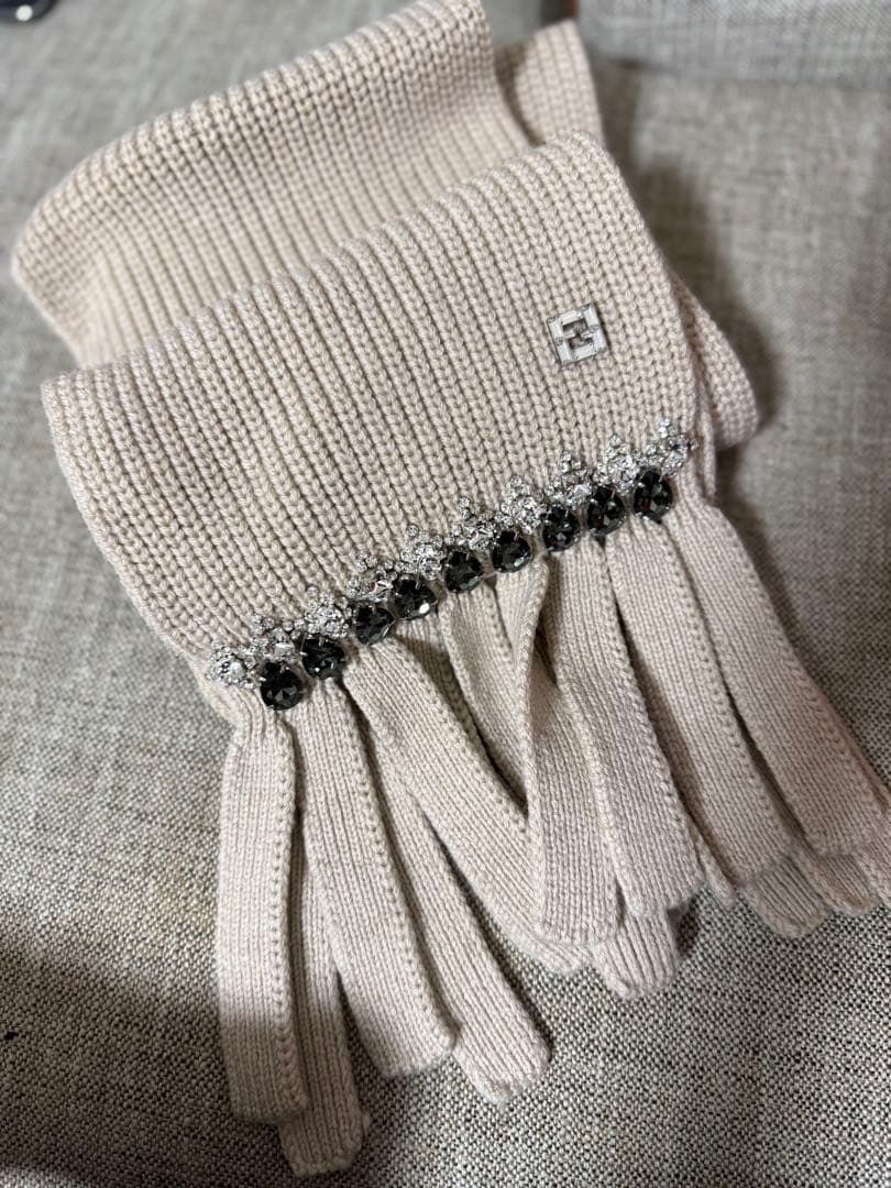 FENDI ベージュ ビジュー付きマフラー