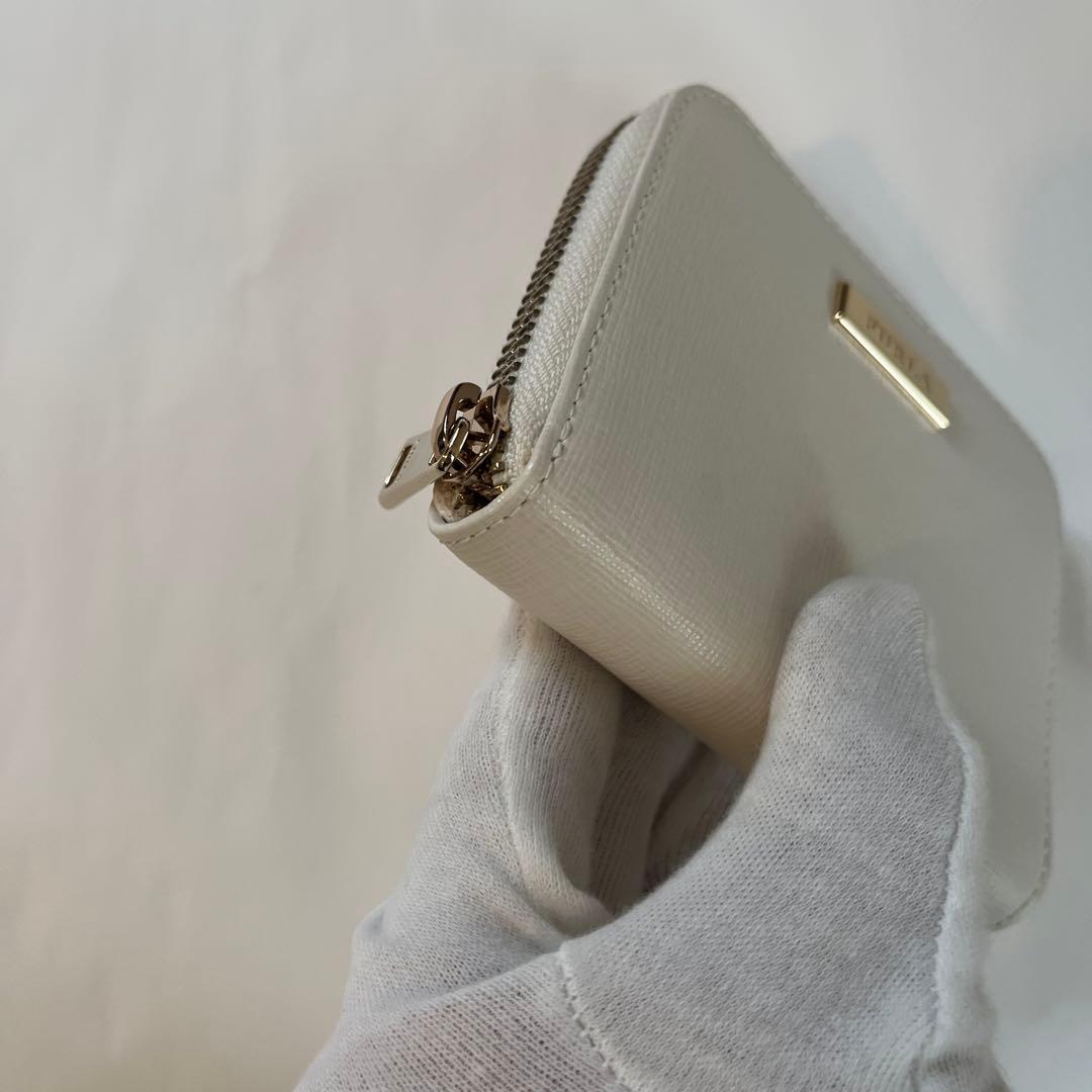 FURLA フルラ　二つ折り財布　ホワイト　レザー　ラウンドジップ