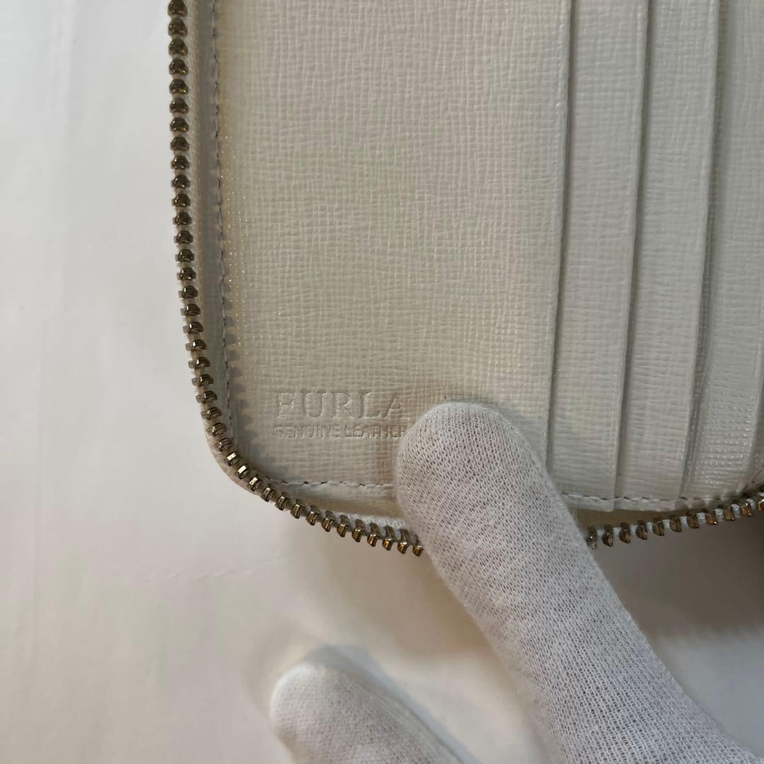 FURLA フルラ　二つ折り財布　ホワイト　レザー　ラウンドジップ