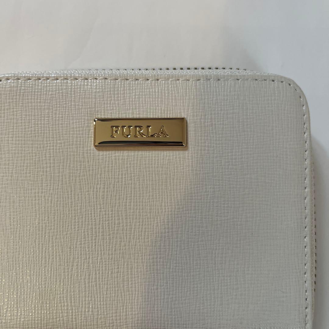 FURLA フルラ　二つ折り財布　ホワイト　レザー　ラウンドジップ