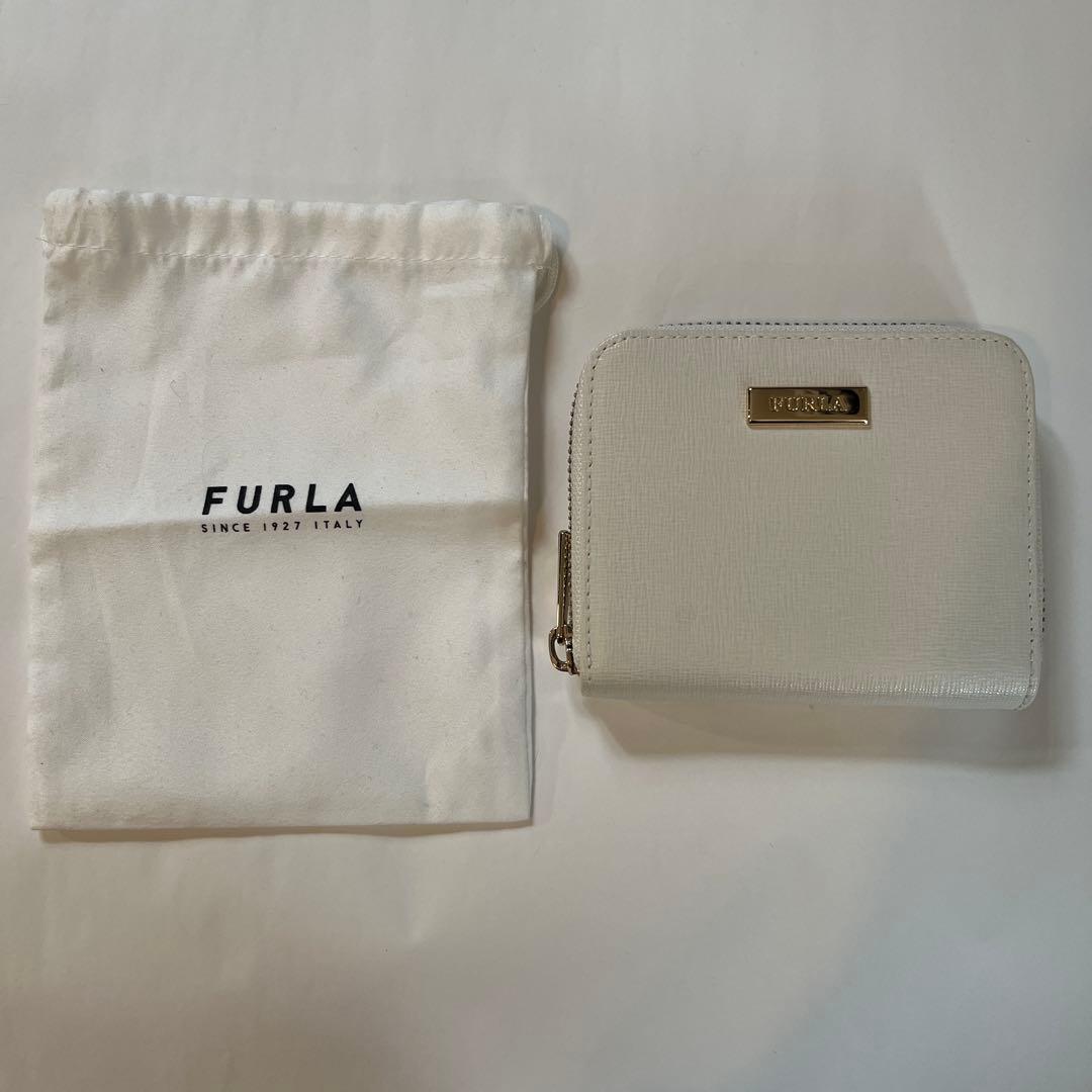 FURLA フルラ　二つ折り財布　ホワイト　レザー　ラウンドジップ