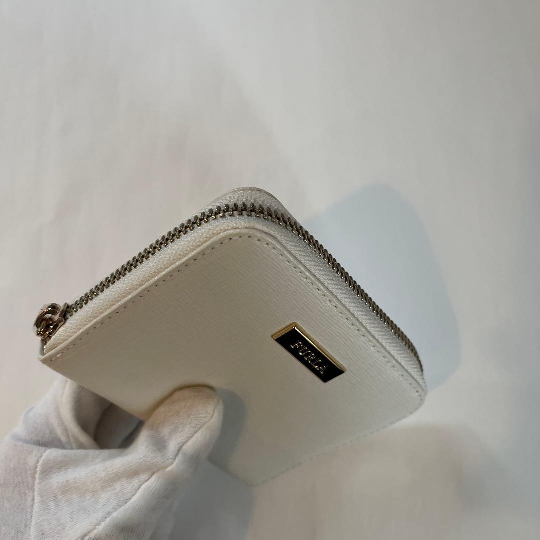FURLA フルラ　二つ折り財布　ホワイト　レザー　ラウンドジップ