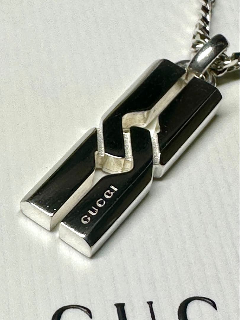 GUCCI シルバー ネックレス ロゴ付き